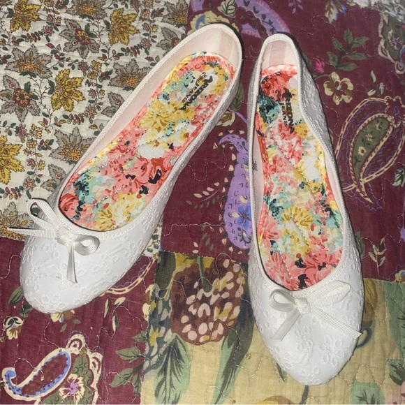 ARIZONA JEAN CO Woman’s white ballerina flats.  SIZE 8M.   NWT - Picture 3 of 8